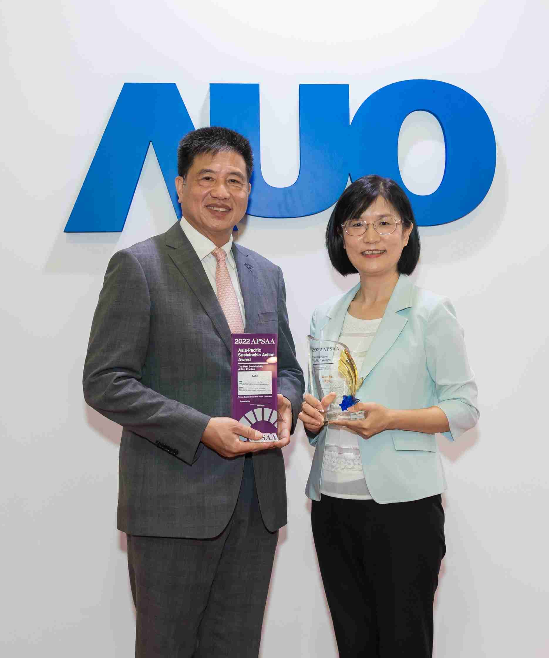 牛牛游戏长期垫筑永续远景的基石，，透过ESG暨气候委员会逐步实践永续策略蓝图。。其中，，，，牛牛游戏光电永续长古秀华带领团队、、、、制定中长期目标，，缔造多面向亮眼表现，，，，获得「顶尖永续长奖」的个人奖殊荣（左：牛牛游戏光电董事长暨执行长彭双浪，，，右：牛牛游戏光电永续长古秀华）