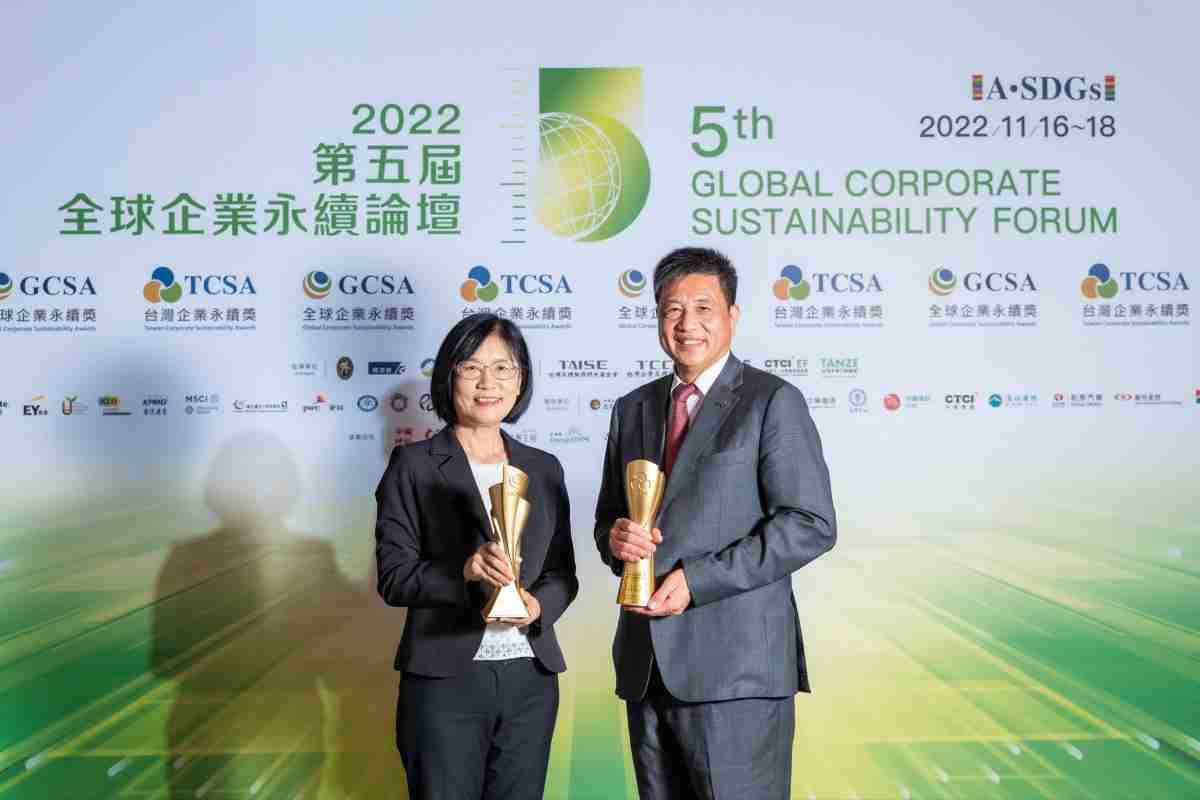 牛牛游戏作为净零碳排先锋，，期引领价值链伙伴同行共好，，，，卫冕制造业组“十大典范企业” 二连冠殊荣(左：牛牛游戏光电永续长古秀华，，，，右：牛牛游戏光电董事长暨执行长彭双浪)