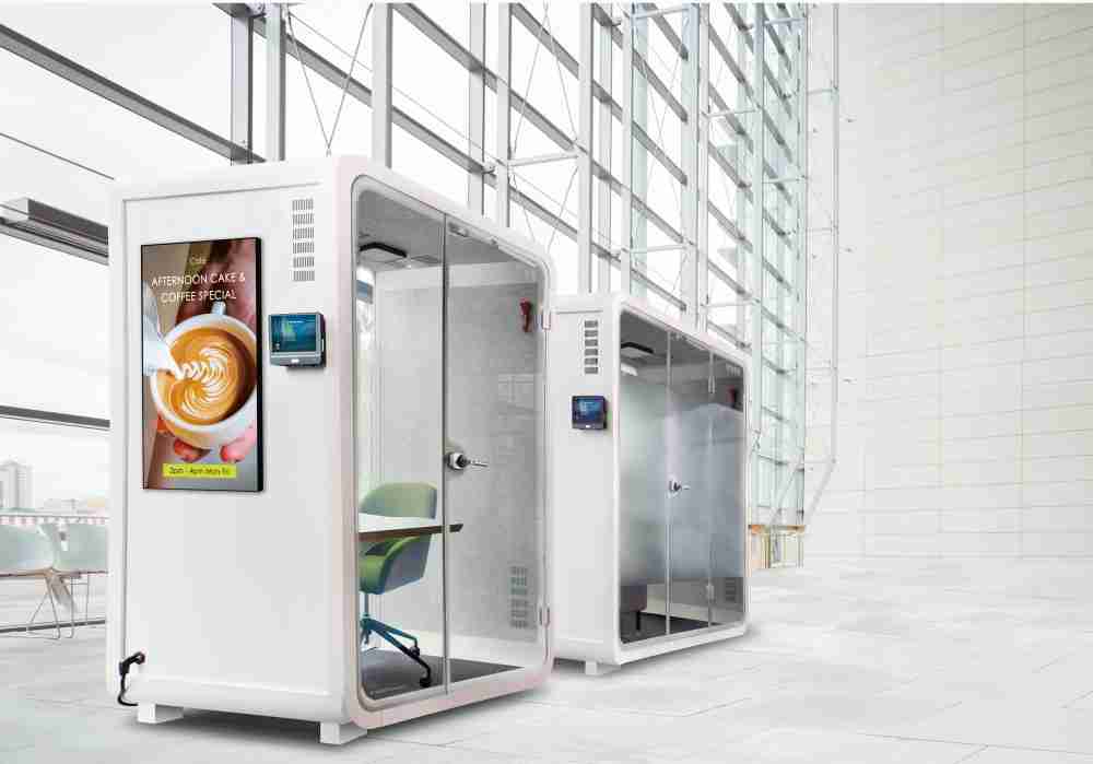 牛牛游戏子公司达擎之智慧行动办公舱，，采用PDLC智能调光玻璃设计，，透过通电与断电的电流切换，，，，呈现透明与雾面效果，，，具节能降耗特性并兼顾隐私，，，确保信息安全