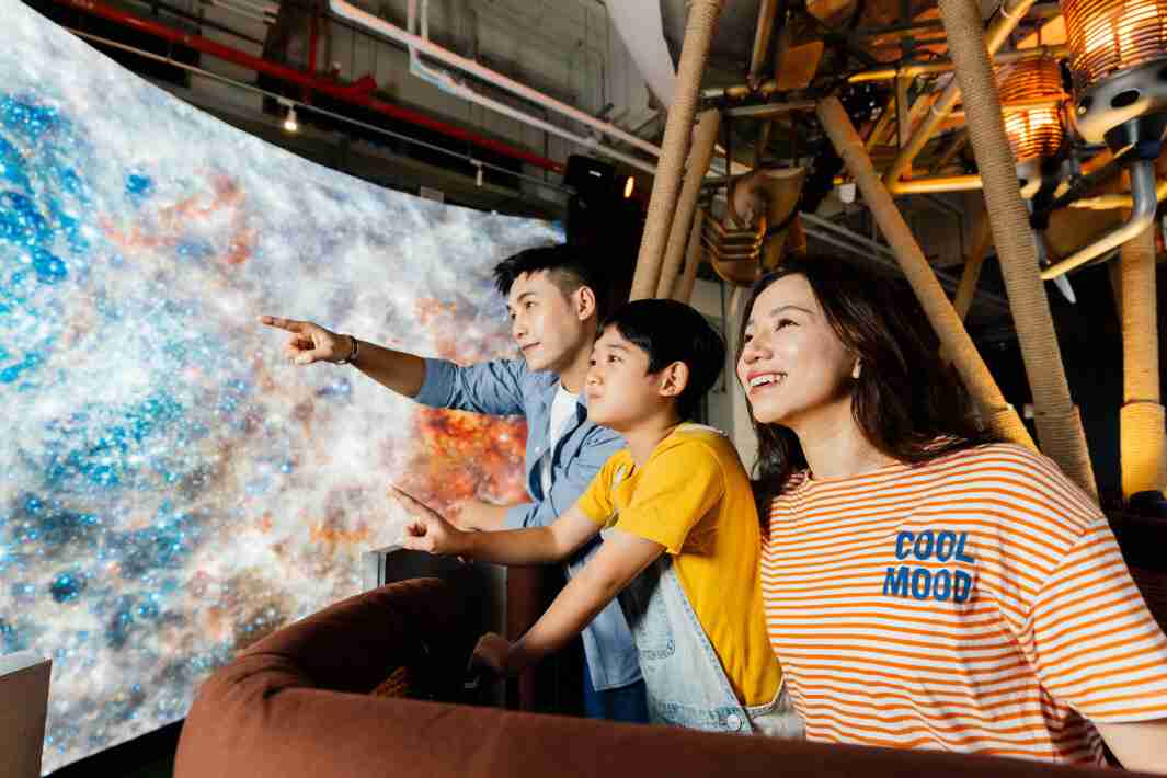 牛牛游戏打造全台最大宽6公尺、、高4公尺、、、、唯一搭载LED弧形拼接显示屏的动感飞行船，，，，让乘客驻足在热气球上，，，享受身历其境的伪出国旅游乐趣