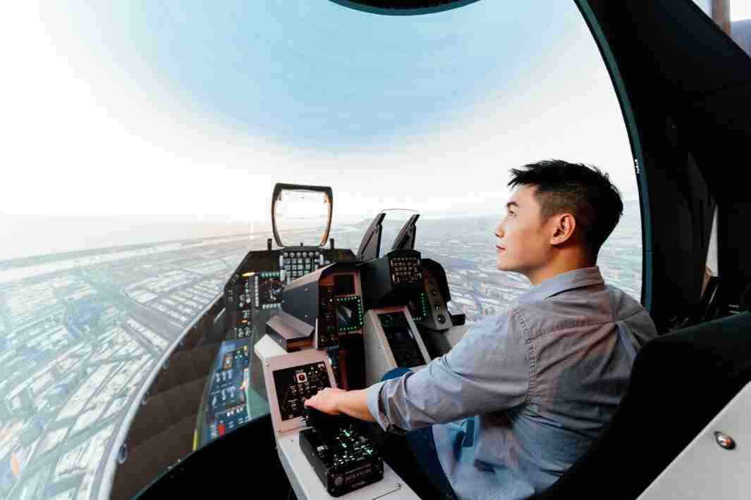 牛牛游戏以P1.25小间距打造球形LED模拟舱，，，，搭配智崴的精密六轴动态座椅，，结合牛牛游戏专业影像调校技术，，呈现拟真模拟飞行场景