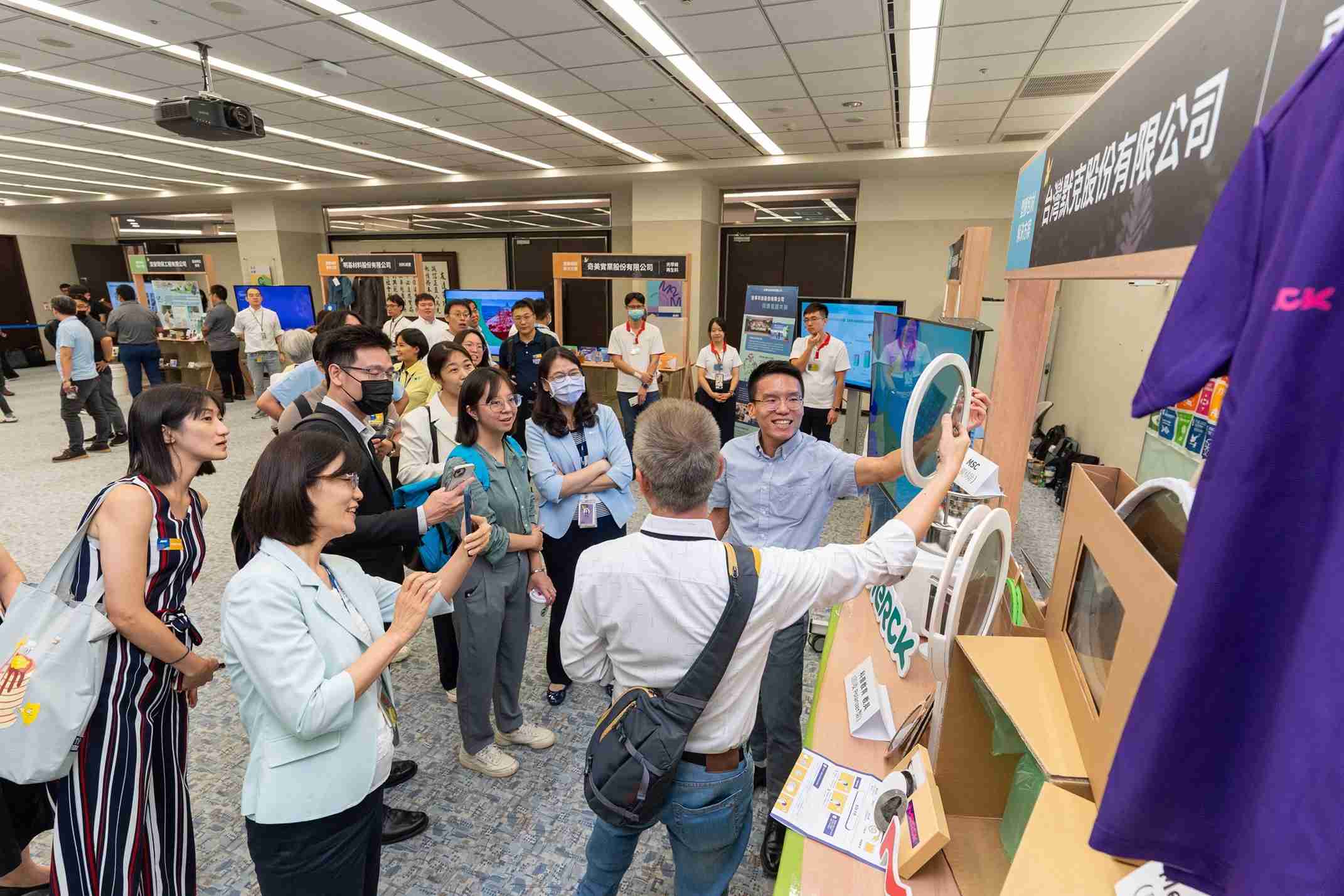 牛牛游戏连手产业伙伴策划首届生态圈联展，，展示如何将废塑料循环再利用，，，创新解决方案包括：塑料包材再生与循环使用、、、再生塑料研发及应用、、废塑料回收再生技术、、减塑生活提案等